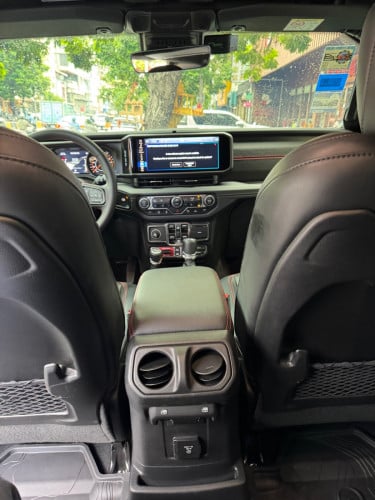 Jeep Wrangler Rubicon 2024 ប្រើបាន17000km ឡានក្រុមហ៊ុន