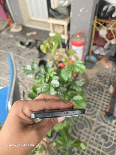 Pova 6 Ram12+12g/256g សានុំ អេក្រងអុជខ្មៅតិចនិងស្ទើតួ