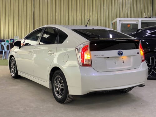 Prius 014 option 2 ម៉ាយសុីនតែ9មុឺនម៉ាយសូម ចុចលីងខាងក្រោមដើម្បើសួរពត៍មានបន្ថែម