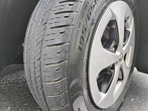 Prius 014 options 4 ខាងក្នុងលឿង កៅអីចុច ពូកស្បែកហ្សុីន Bass JBL
