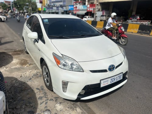 Prius 2012 Option 3 ឡានម្ចាស់ដើម ទើបកាត់បាន ឡានមូល Autocheck កប់ 10មុឺនmiles សុីន