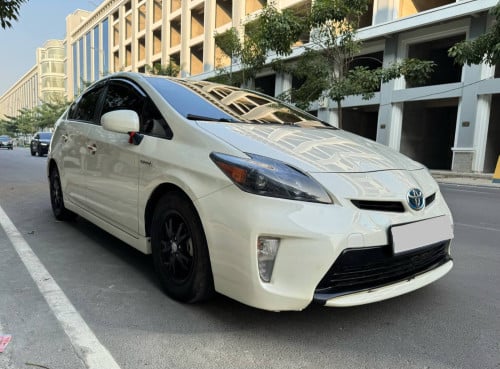 PRIUS 2013 For Rent /出租