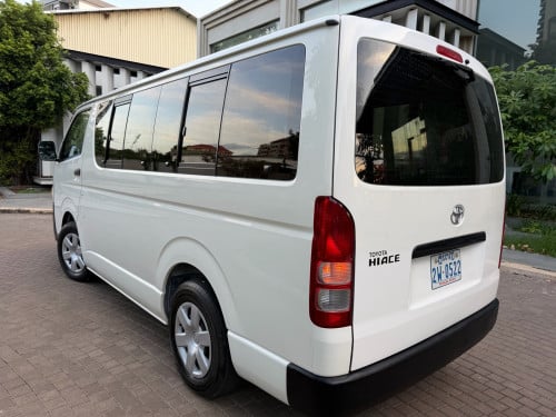 Toyota Hiace 2013