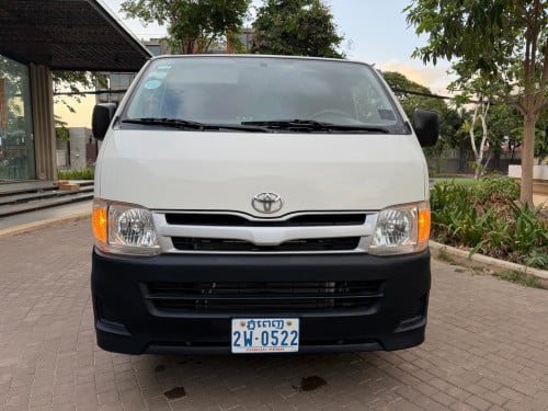 Toyota Hiace 2013