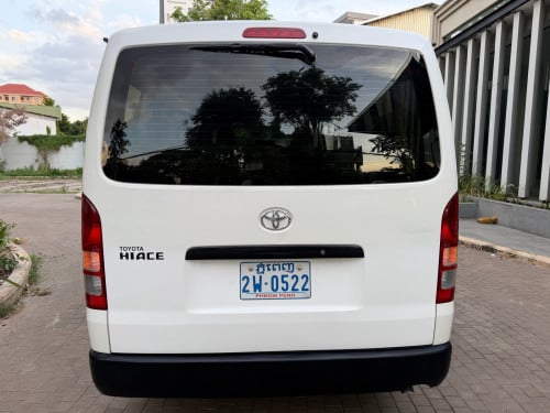 Toyota Hiace 2013