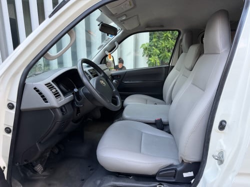Toyota Hiace 2013