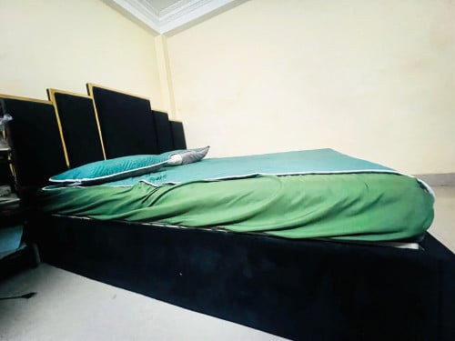 លក់គ្រែគេងស្ទីលទំនើប (Modern Design) ក្បាលគ្រែរចនាបថទាន់សម័យ ពណ៌ខ្មៅរំលេចមាស