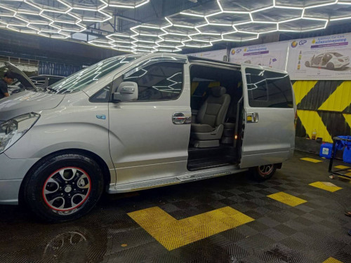 HYUNDAI Starex 2010 For Rent /出租