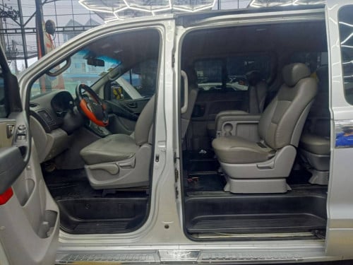 HYUNDAI Starex 2010 For Rent /出租