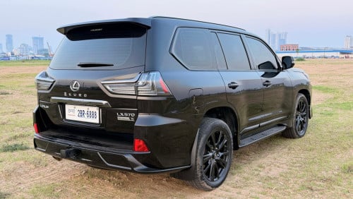 Lexus LX570 2019 kuro arab