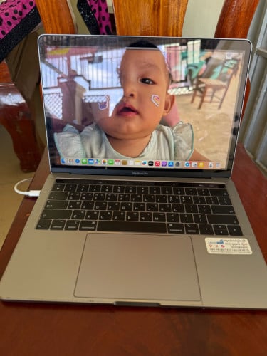 MacBook pro 2019 touch bar នៅស្អាត