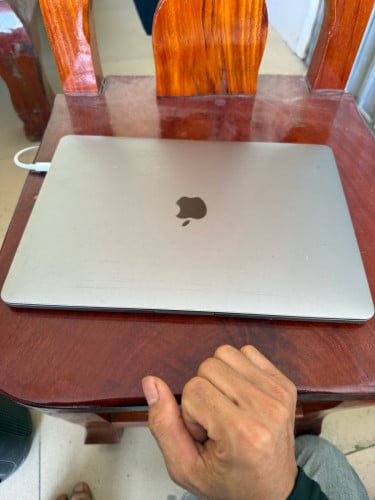 MacBook pro 2019 touch bar នៅស្អាត