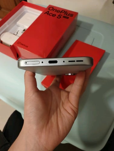 Oneplus ACE 5 Ultra 99% blue color