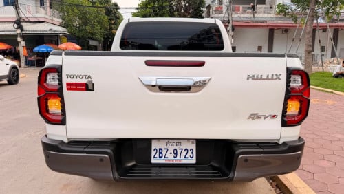 Toyota Hilux Revo V-edition 2024