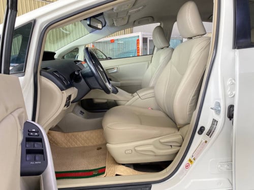 Toyota Prius 2011 option 4 មានបាសJBL ទេីបតែចូលស្តុកថ្មី តម្លៃល្អ បង់រំលស់សិក្សា១៥នាទីដកឡាន