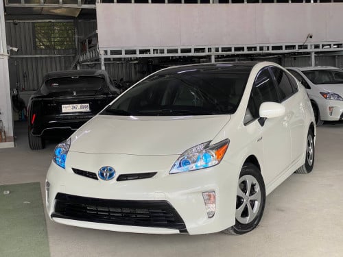 Toyota Prius 2012 option 3 Solarទេីបតែចូលស្តុកថ្មី តម្លៃល្អ បង់រំលស់សិក្សា១៥នាទីដកឡាន