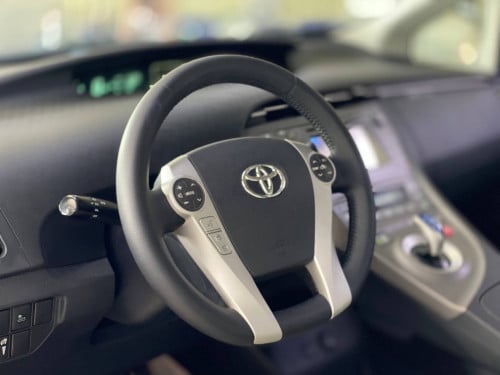 Toyota Prius 2012 option 3 Solarទេីបតែចូលស្តុកថ្មី តម្លៃល្អ បង់រំលស់សិក្សា១៥នាទីដកឡាន