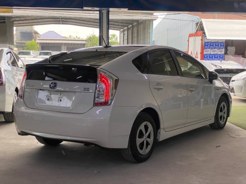 Toyota Prius 2012 option 3 Solarទេីបតែចូលស្តុកថ្មី តម្លៃល្អ បង់រំលស់សិក្សា១៥នាទីដកឡាន