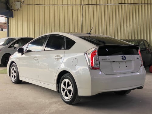 Toyota Prius 2012 option 3 Solarទេីបតែចូលស្តុកថ្មី តម្លៃល្អ បង់រំលស់សិក្សា១៥នាទីដកឡាន