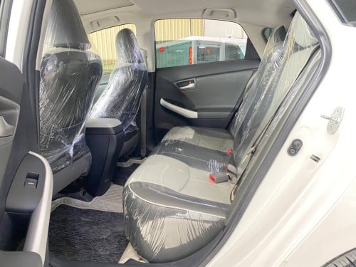 Toyota Prius 2012 option 3 Solarទេីបតែចូលស្តុកថ្មី តម្លៃល្អ បង់រំលស់សិក្សា១៥នាទីដកឡាន