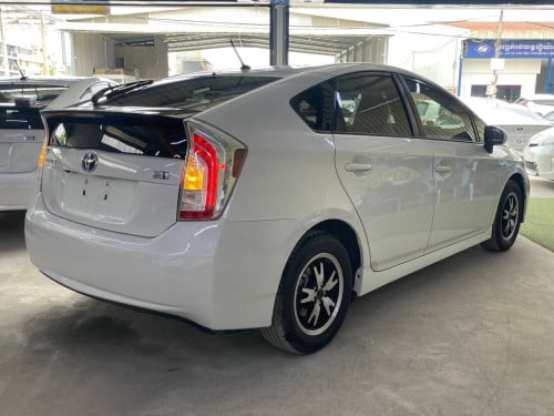 Toyota Prius 2015 option 2 up Android ទេីបតែចូលស្តុកថ្មី តម្លៃល្អ បង់រំលស់សិក្សា១៥នាទីដកឡាន