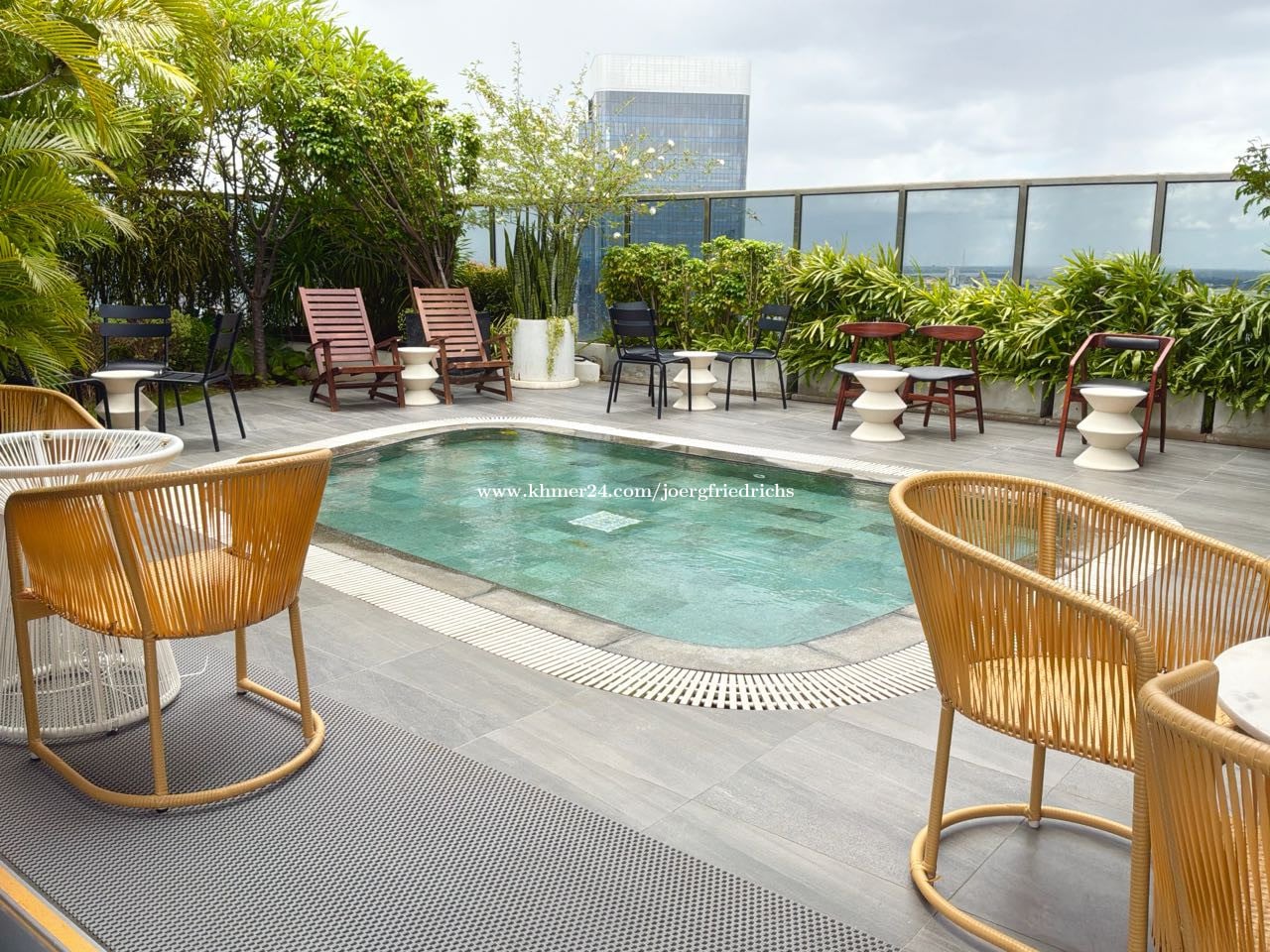 The Peninsula: 2 bed, 2 bath Condo fully furnished/equipped