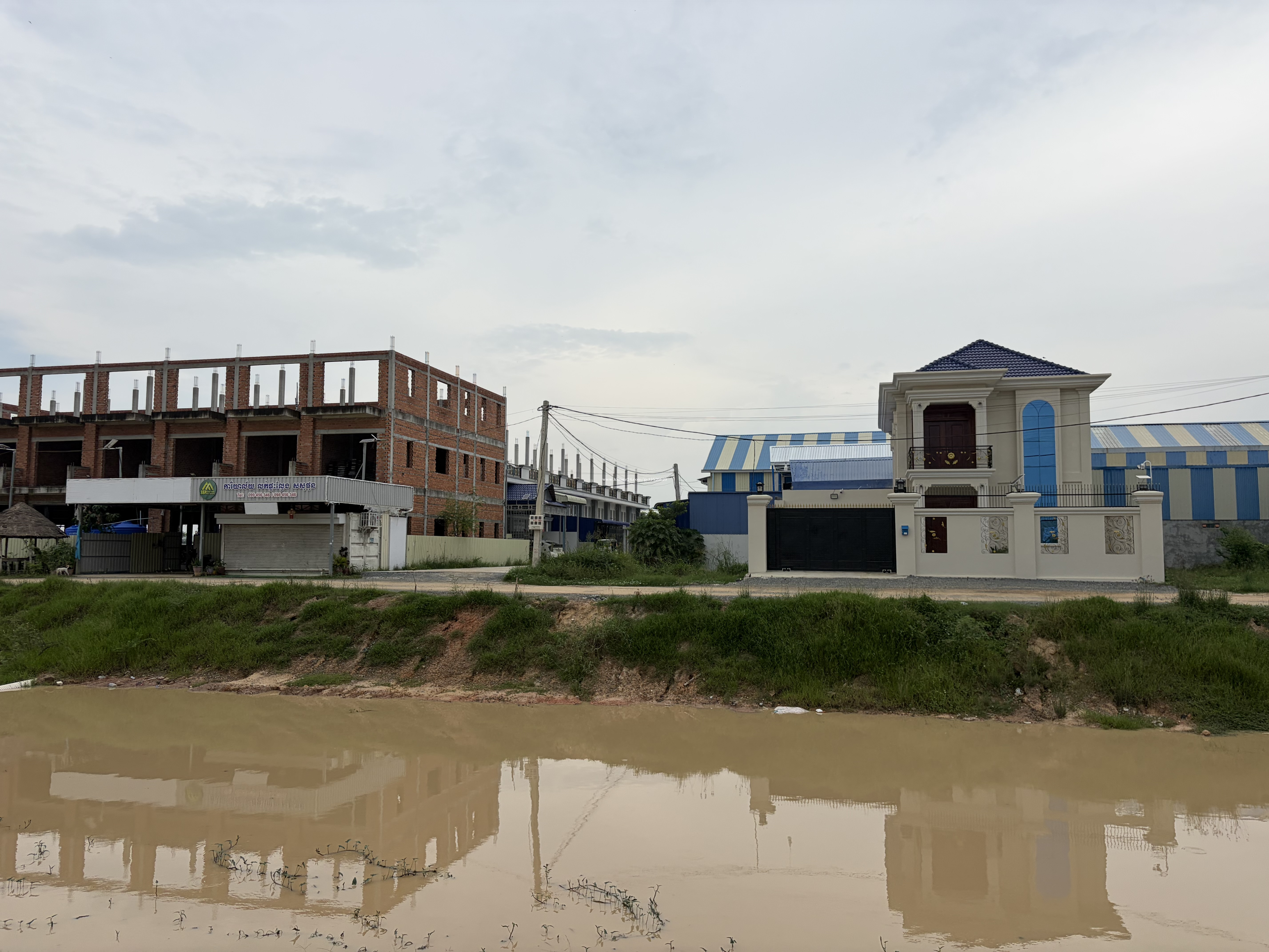 ដីផ្លូវកែងប្រឡាយ60ម៉ែតនឹងផ្លូវ16ម៉ែត ឡើងទៅ៥០ម៉ែតព្រៃសនឹងជាតិលេខ៣  100*92 ម្ចាស់ផ្ទាល់