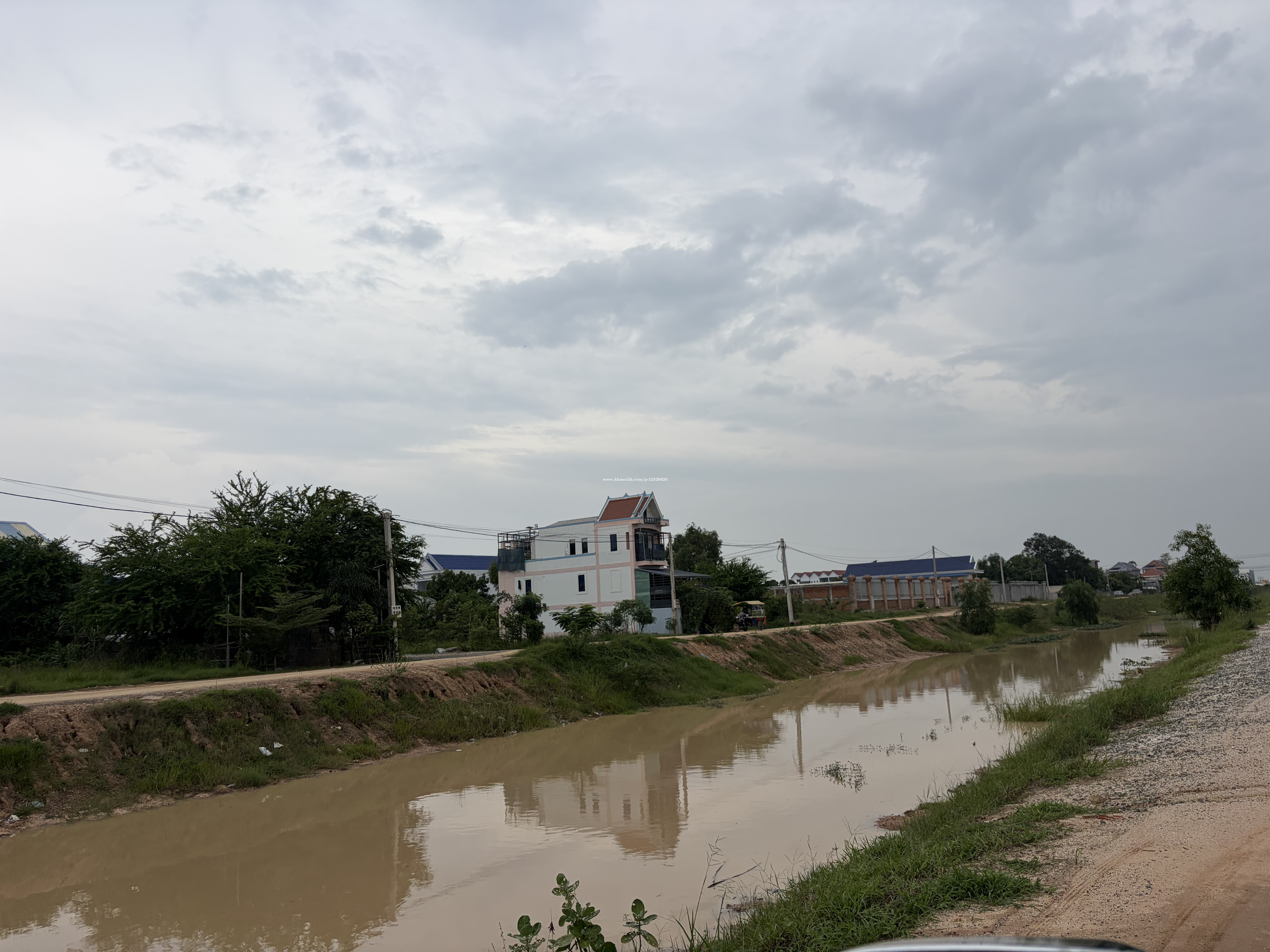 ដីផ្លូវកែងប្រឡាយ60ម៉ែតនឹងផ្លូវ16ម៉ែត ឡើងទៅ៥០ម៉ែតព្រៃសនឹងជាតិលេខ៣  100*92 ម្ចាស់ផ្ទាល់