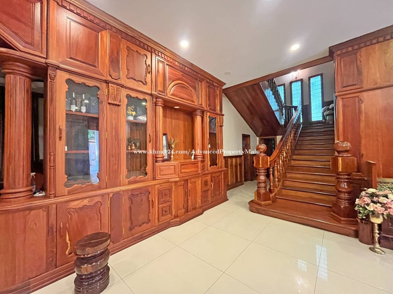 🏘 វីឡាឃ្វីន (Queen) ទល់មុខសួន ក្នុងបុរី ពិភពថ្មីសំរោងអណ្ដែត ត្រូវការលក់បន្ទាន់ខ្លាំង