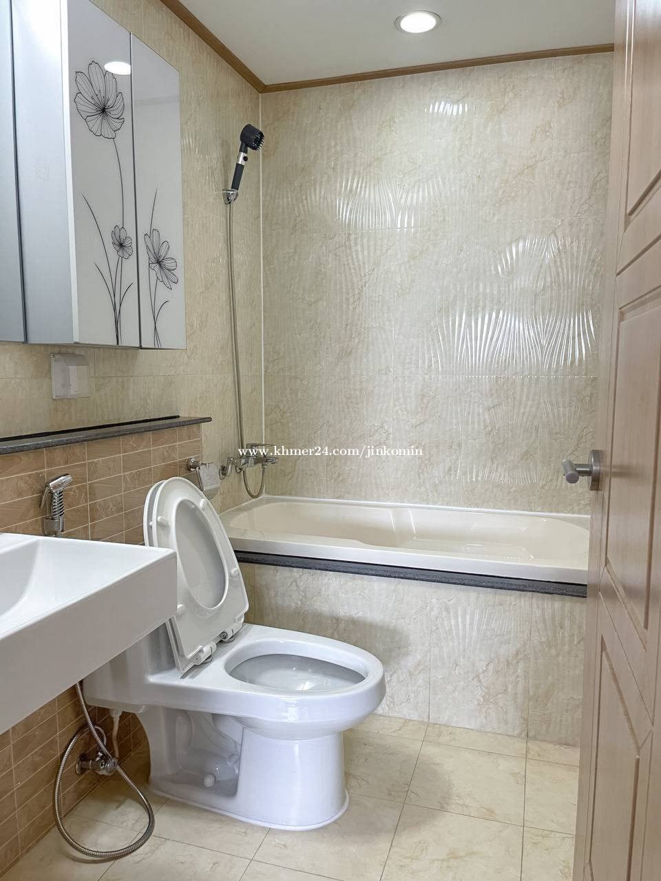 2 Beds (+ 1 small room) condo for sale