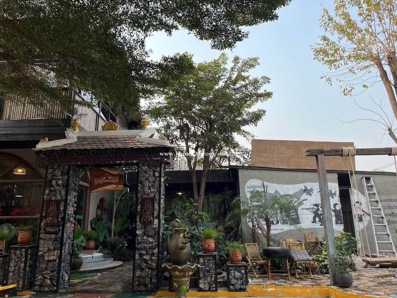 ដី ក្លឹមហាត់ប្រាណ និងហាងកាហ្វេ