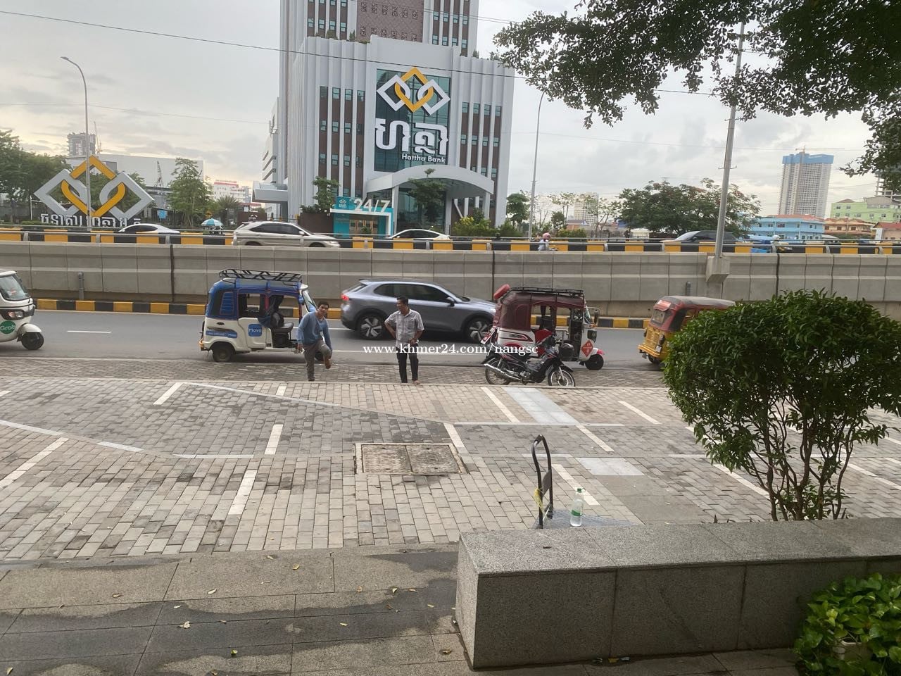 R&F Shophouse for rent along 60 m boulevard ផ្ទះអាជីវកម្ម ផ្លូវ 60 ម