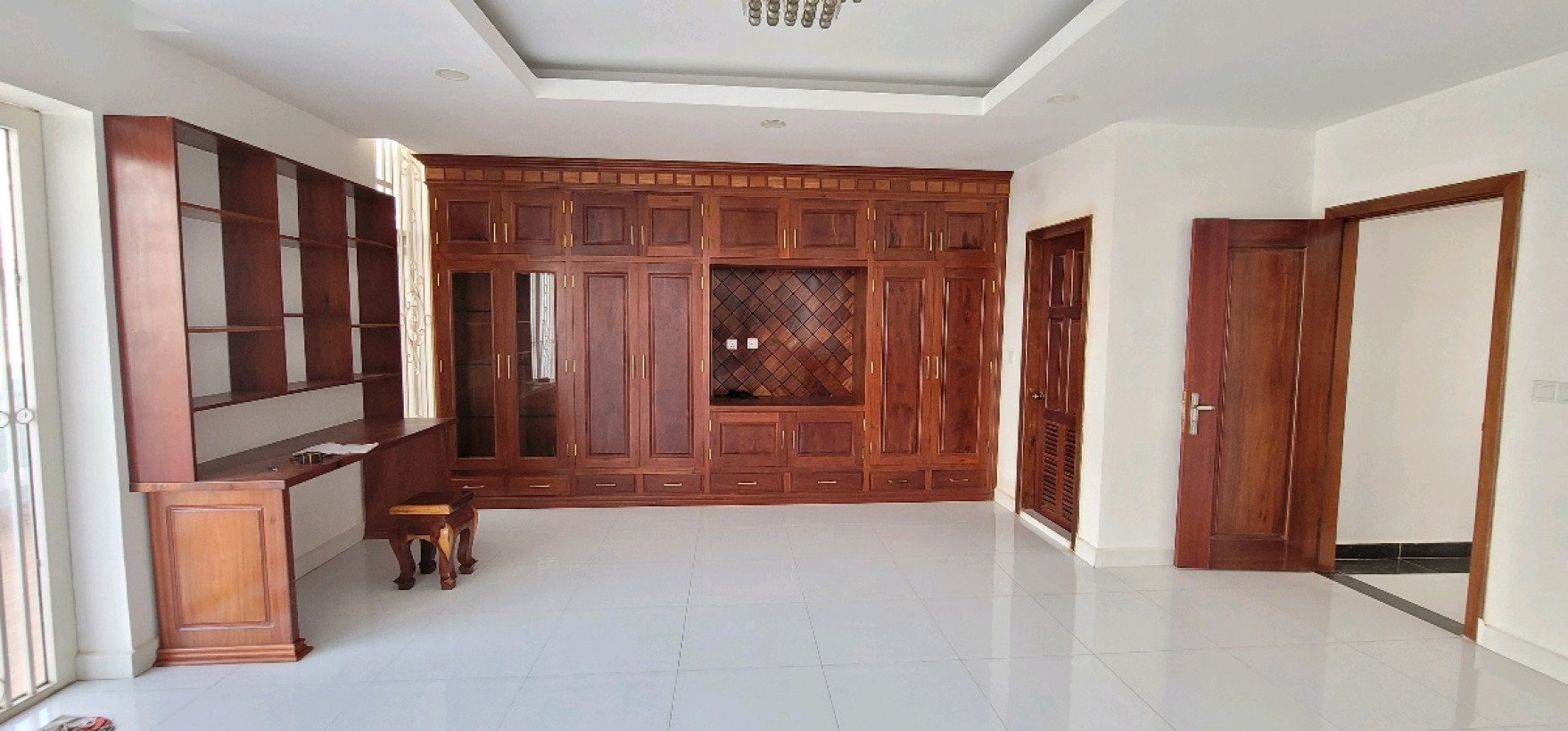 សុក្រ ភឿង ជាងគ្រឿងសង្ហារឹម ឈើប្រណិត