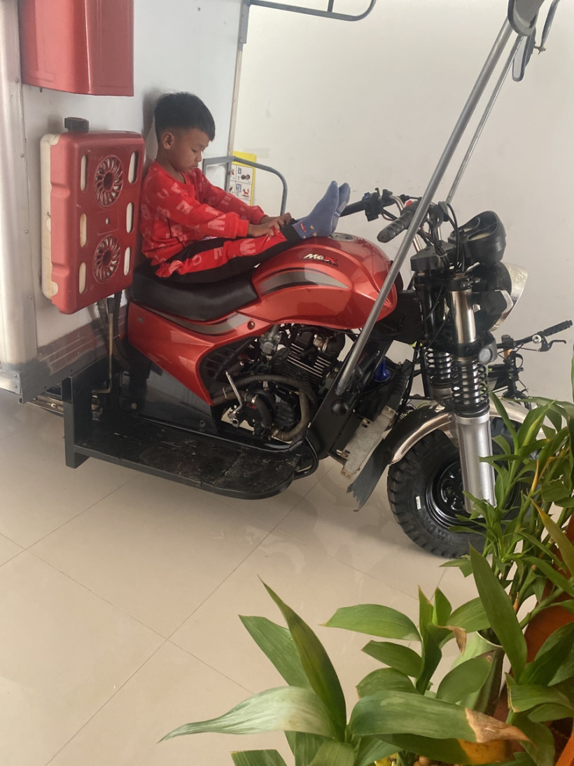 បងមៅលក់ម៉ូតូបី