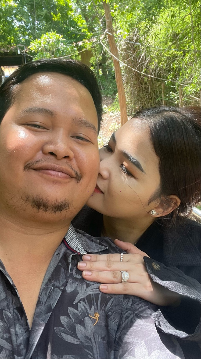 ណាវី លក់ទូរសព្ទ​