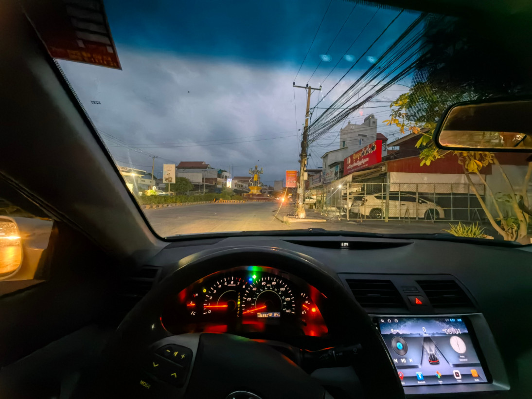 បងវឌ្ឍន៍ លក់ទូរស័ព្ទ