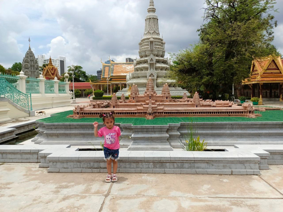 សេក ស្រីនិច