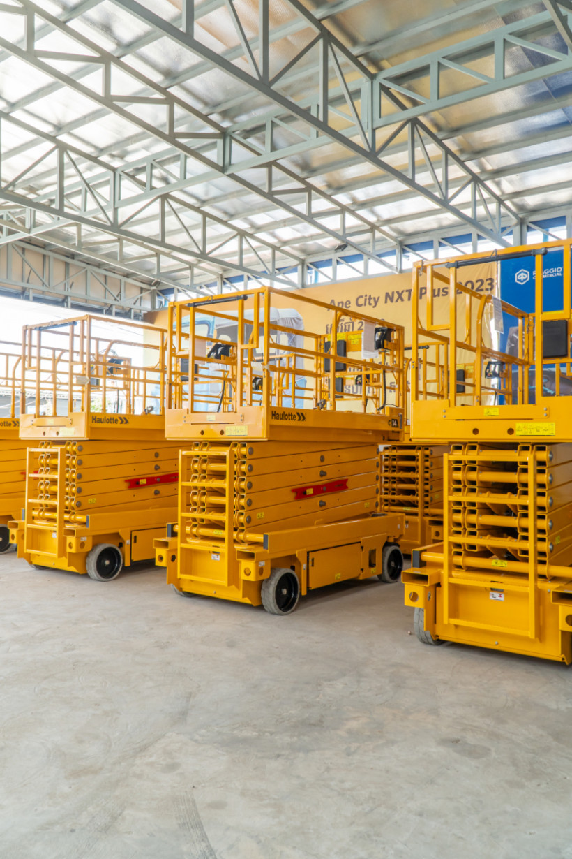 ជួលម៉ាស៊ីនភ្លើង និង​ឡានដឹកប្រចាំខែ Truck and Genset Rental