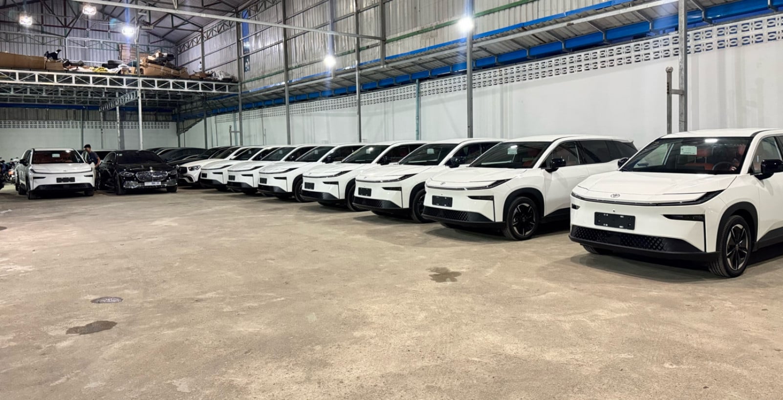 ឃ្លាំង 333 EV Dealer