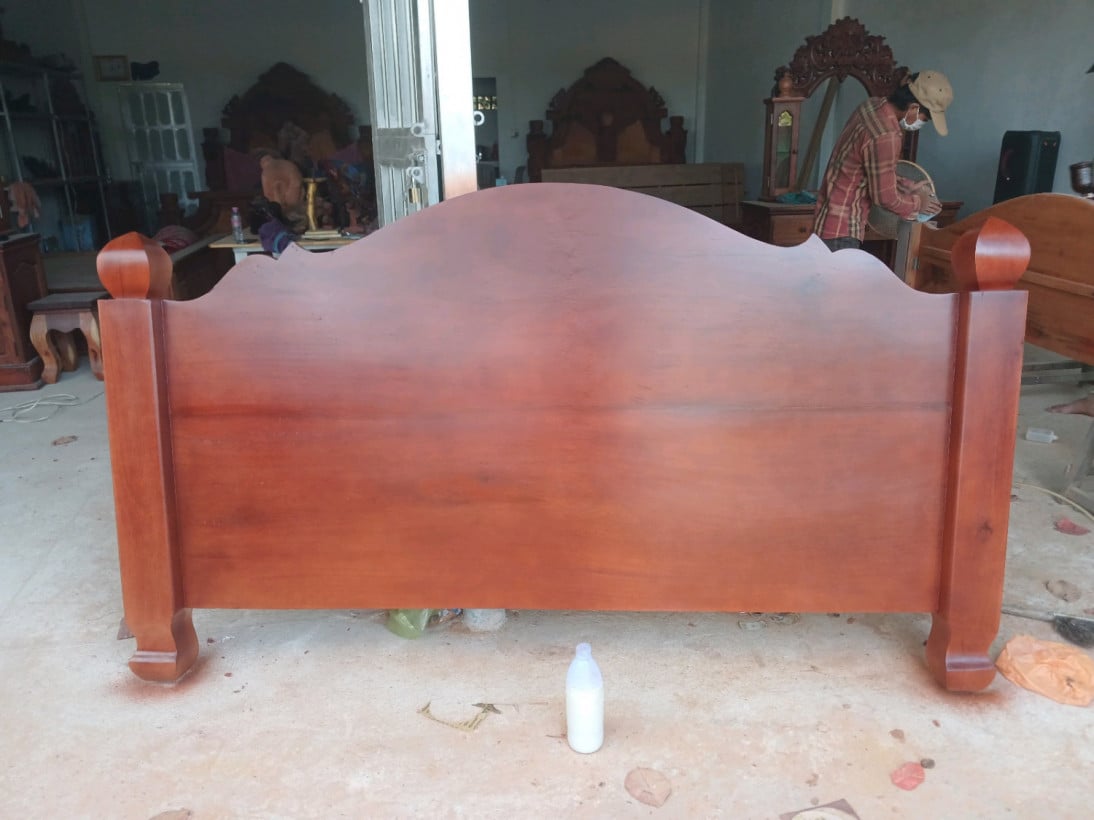 វណ្ណះលក់គ្រឿងសង្ហារឹម និង ចម្លាក់ឈើ