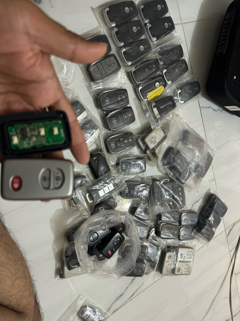 ជាង ធ្វើ​សោរ​ឡាន​