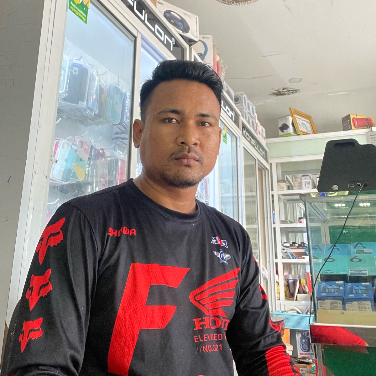 បូរ៉ា សារឿន