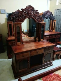 វណ្ណះលក់គ្រឿងសង្ហារឹម និង ចម្លាក់ឈើ