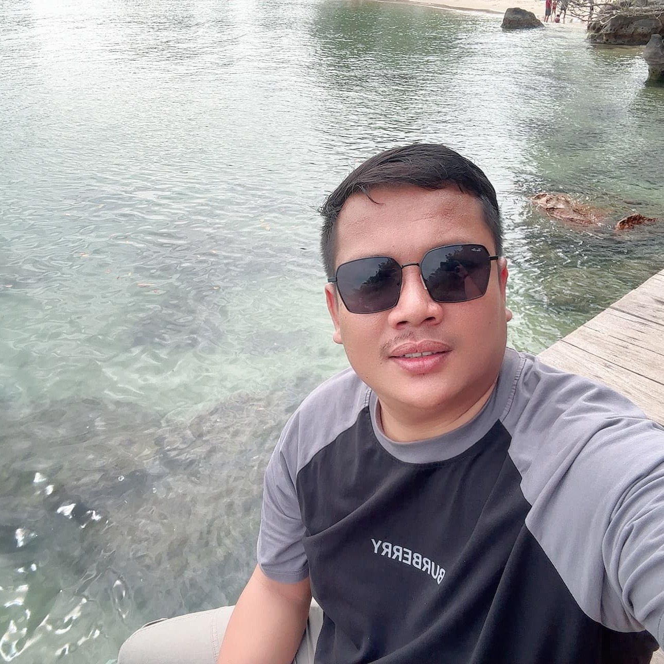 ហ៊ាហាវ លក់ទូរស័ព្ទដៃ