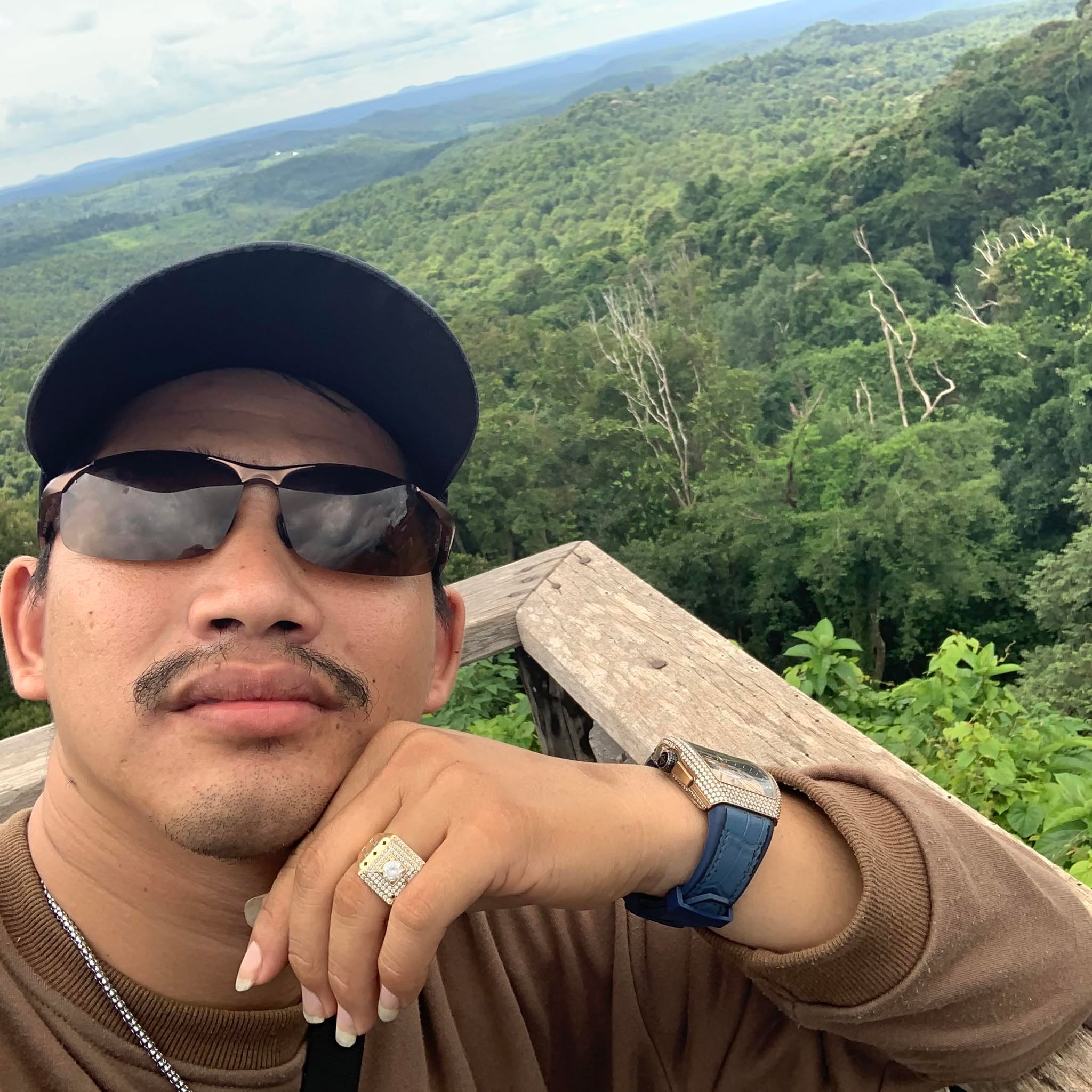 ហេងហេងលក់ ទូរសព្ទ័ដៃ