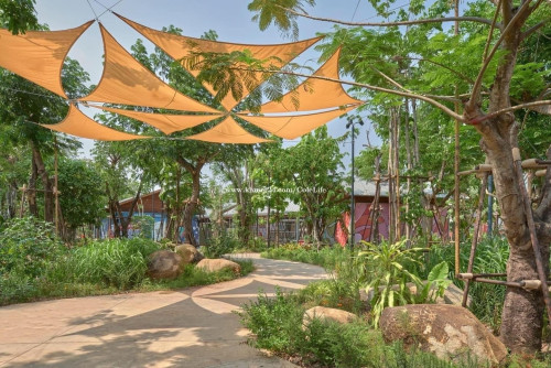 រនាំងបាំងថ្ងៃ បីជ្រុង