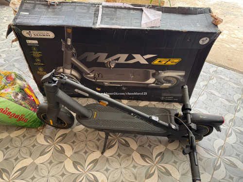 Ninebot Max G2 with box