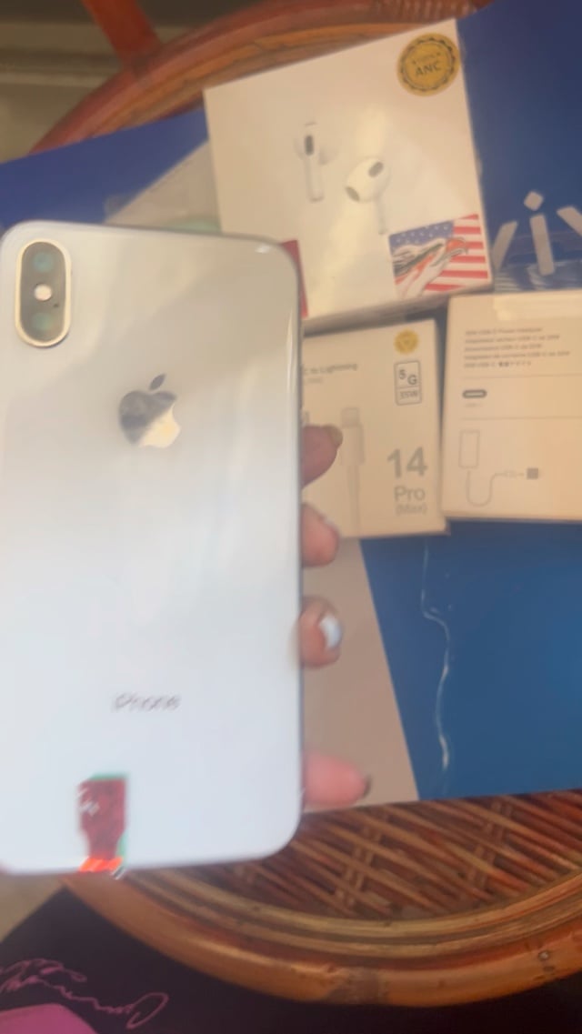 iPhone x64Gអេក្រង់ថ្មីGx.85$